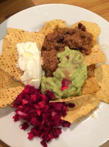 Chilli con carne, guacamole, nachos 